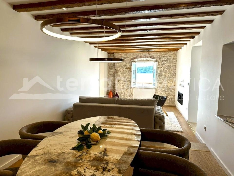 Geräumige und luxuriös renovierte Wohnung im Herzen von Šibenik mit Meerblick
