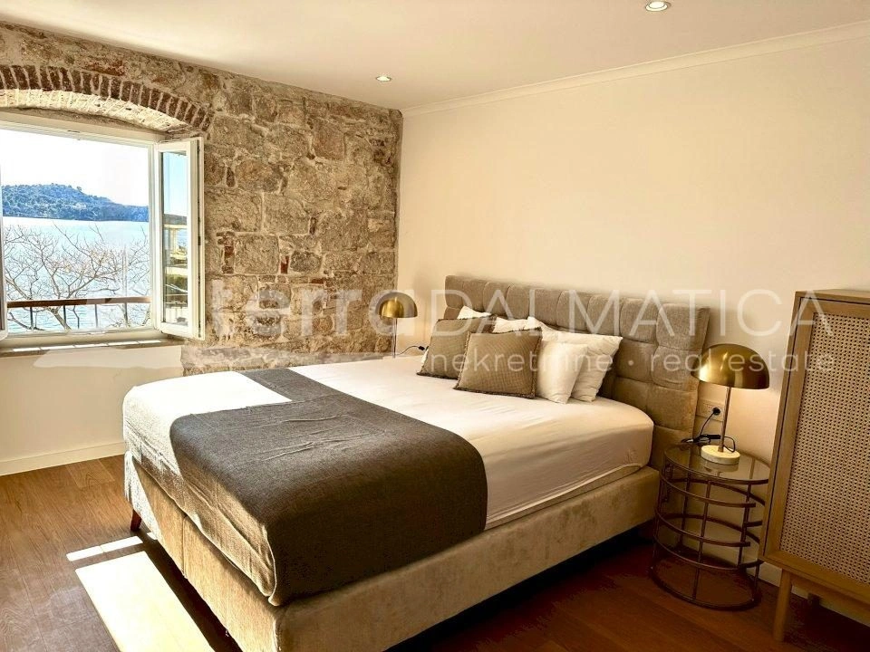 Geräumige und luxuriös renovierte Wohnung im Herzen von Šibenik mit Meerblick