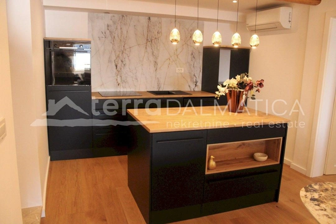 Geräumige und luxuriös renovierte Wohnung im Herzen von Šibenik mit Meerblick