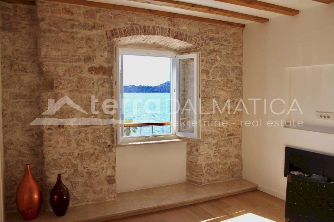 Geräumige und luxuriös renovierte Wohnung im Herzen von Šibenik mit Meerblick