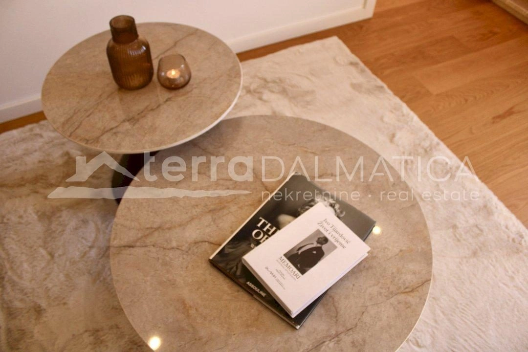 Geräumige und luxuriös renovierte Wohnung im Herzen von Šibenik mit Meerblick