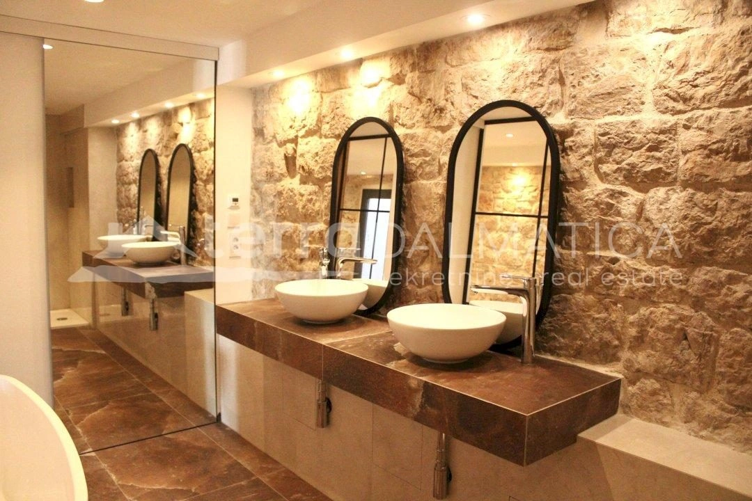 Geräumige und luxuriös renovierte Wohnung im Herzen von Šibenik mit Meerblick