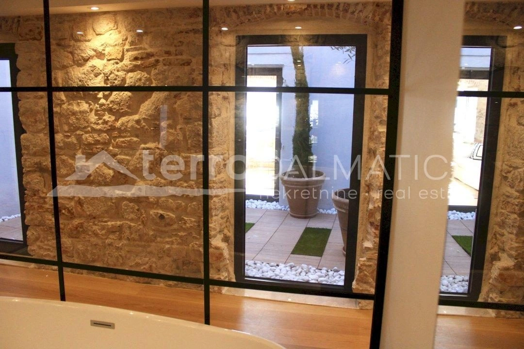 Geräumige und luxuriös renovierte Wohnung im Herzen von Šibenik mit Meerblick