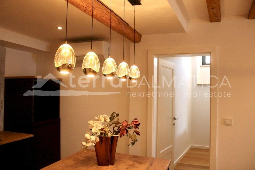 Geräumige und luxuriös renovierte Wohnung im Herzen von Šibenik mit Meerblick