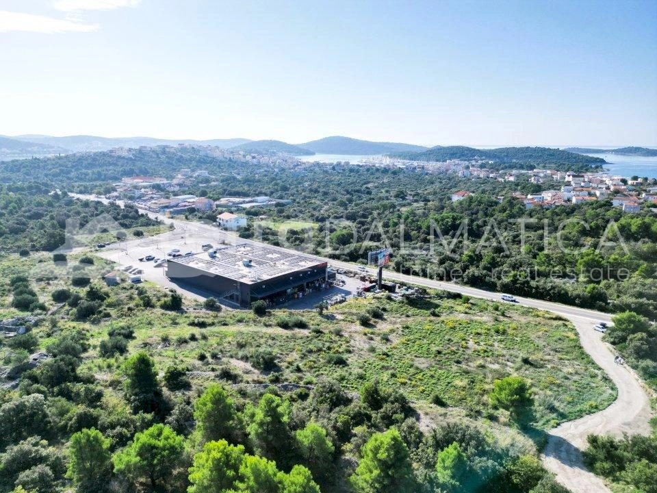 Zemljišče 7883 m2 v Rogoznici