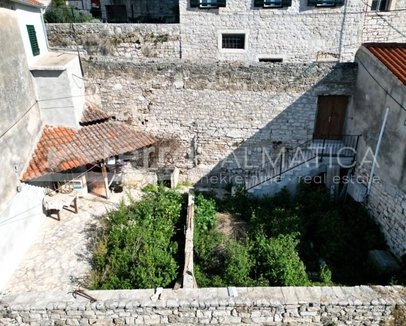 Historisches Steinhaus mit atemberaubendem Meerblick und privatem Garten im Herzen von Šibenik