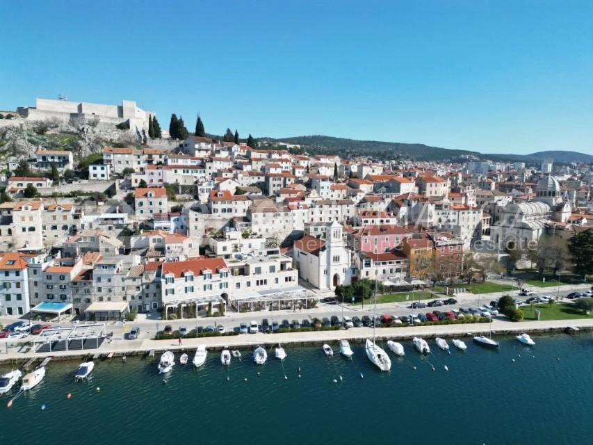 Historisches Steinhaus mit atemberaubendem Meerblick und privatem Garten im Herzen von Šibenik