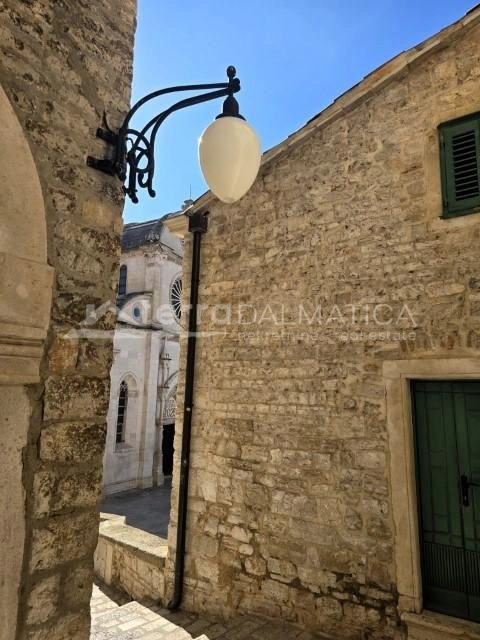 Historisches Steinhaus mit atemberaubendem Meerblick und privatem Garten im Herzen von Šibenik