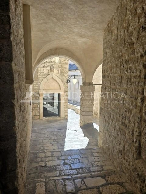 Historisches Steinhaus mit atemberaubendem Meerblick und privatem Garten im Herzen von Šibenik