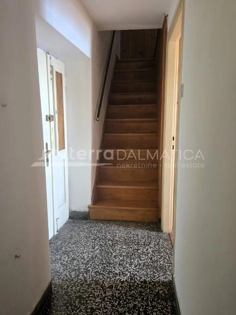 Historisches Steinhaus mit atemberaubendem Meerblick und privatem Garten im Herzen von Šibenik