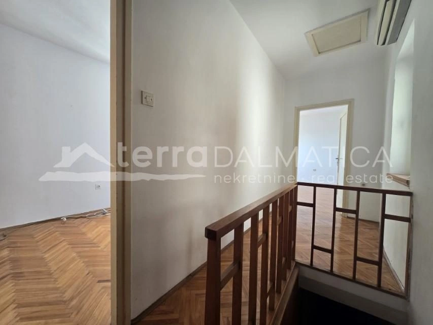 Historisches Steinhaus mit atemberaubendem Meerblick und privatem Garten im Herzen von Šibenik