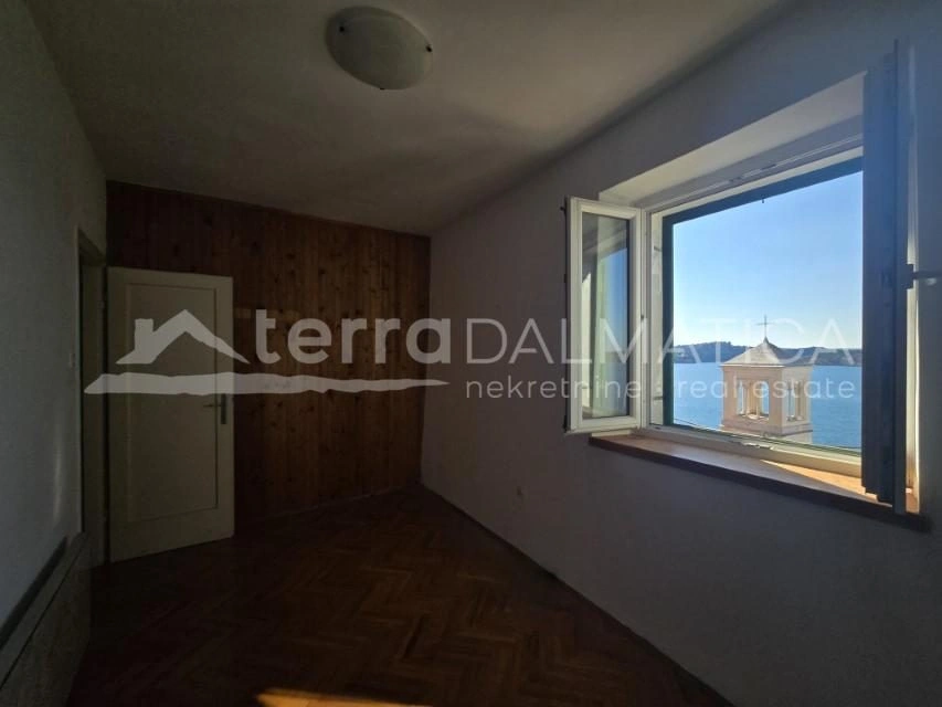 Historisches Steinhaus mit atemberaubendem Meerblick und privatem Garten im Herzen von Šibenik