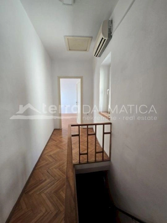 Historisches Steinhaus mit atemberaubendem Meerblick und privatem Garten im Herzen von Šibenik