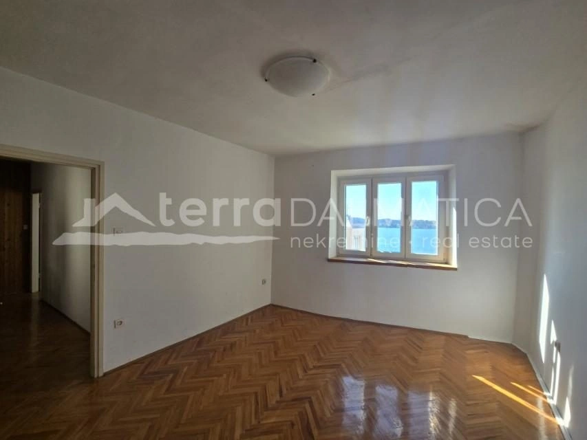 Historisches Steinhaus mit atemberaubendem Meerblick und privatem Garten im Herzen von Šibenik