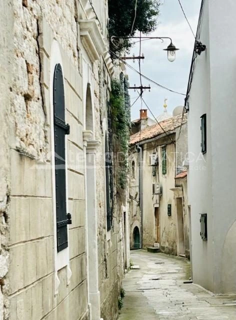 Historisches Steinhaus mit atemberaubendem Meerblick und privatem Garten im Herzen von Šibenik