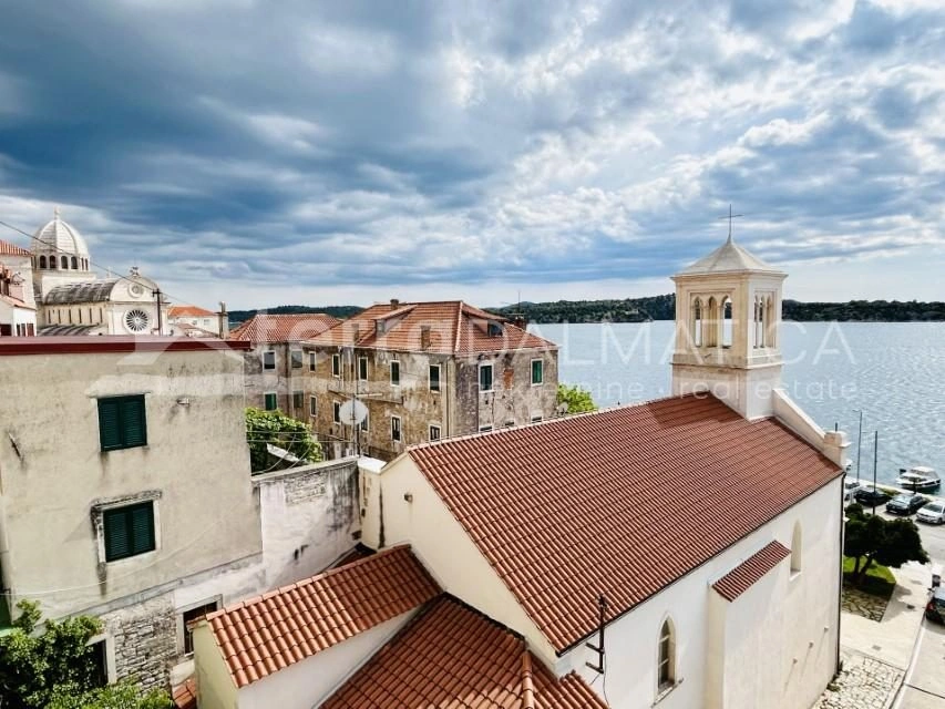 Historisches Steinhaus mit atemberaubendem Meerblick und privatem Garten im Herzen von Šibenik