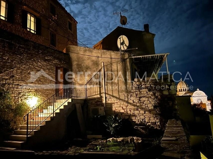 Historisches Steinhaus mit atemberaubendem Meerblick und privatem Garten im Herzen von Šibenik