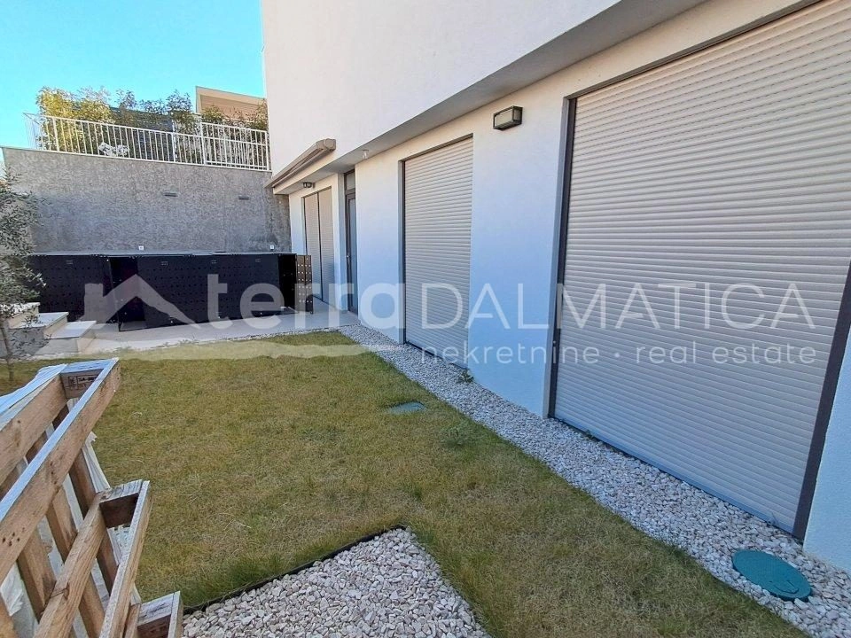 Brodarica, Wohnung mit Garten und Sommerküche – Eine Minute bis zum Strand!