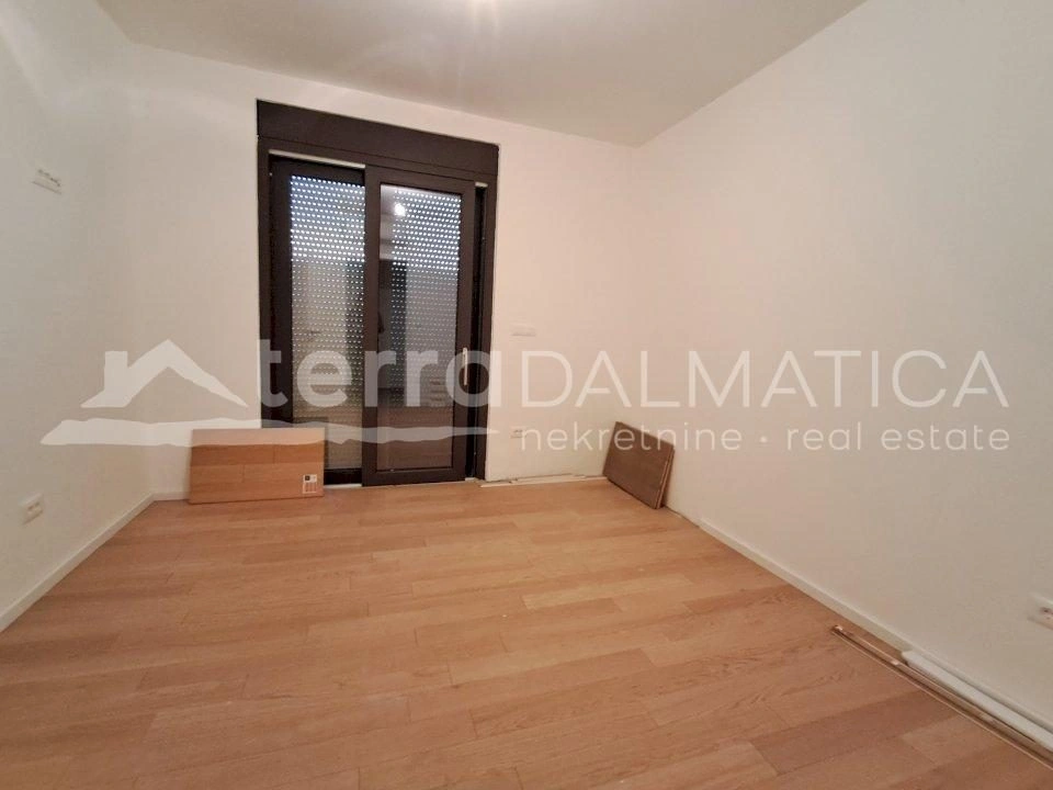 Brodarica, Wohnung mit Garten und Sommerküche – Eine Minute bis zum Strand!