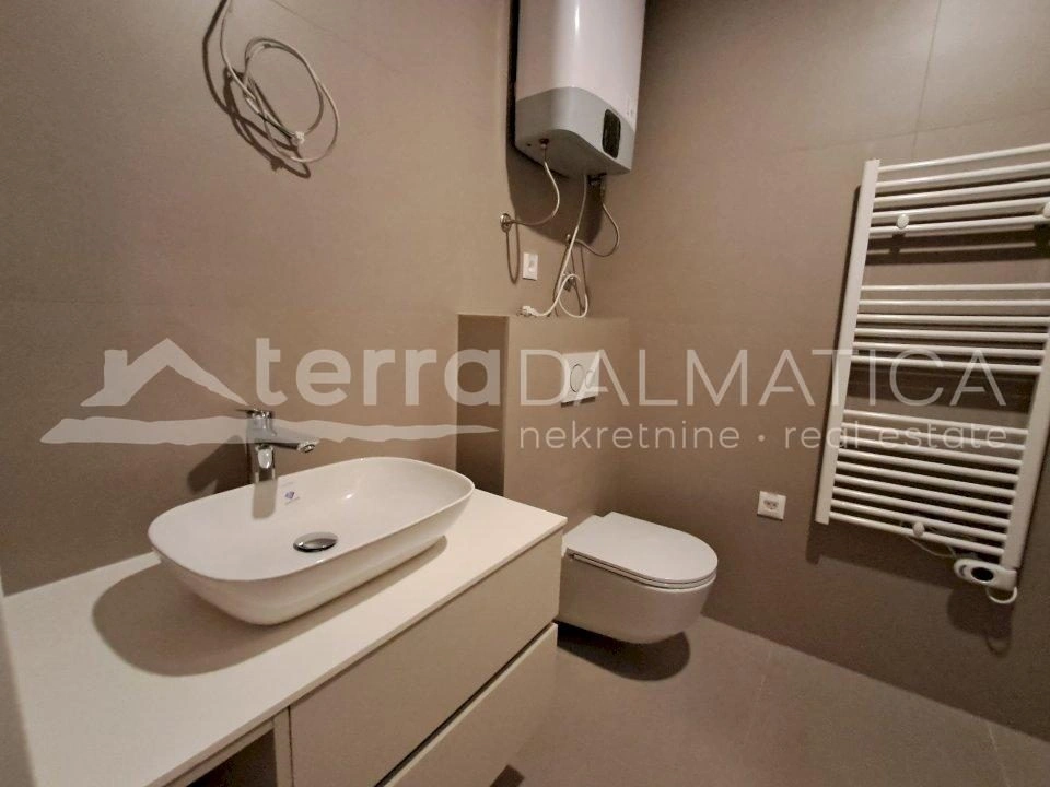 Brodarica, Wohnung mit Garten und Sommerküche – Eine Minute bis zum Strand!