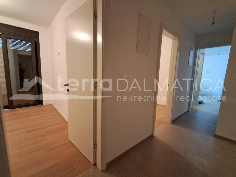 Brodarica, Wohnung mit Garten und Sommerküche – Eine Minute bis zum Strand!