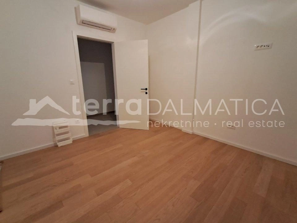 Brodarica, Wohnung mit Garten und Sommerküche – Eine Minute bis zum Strand!