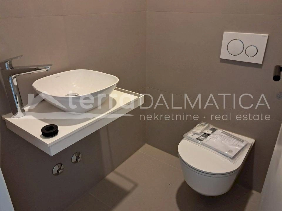 Brodarica, Wohnung mit Garten und Sommerküche – Eine Minute bis zum Strand!