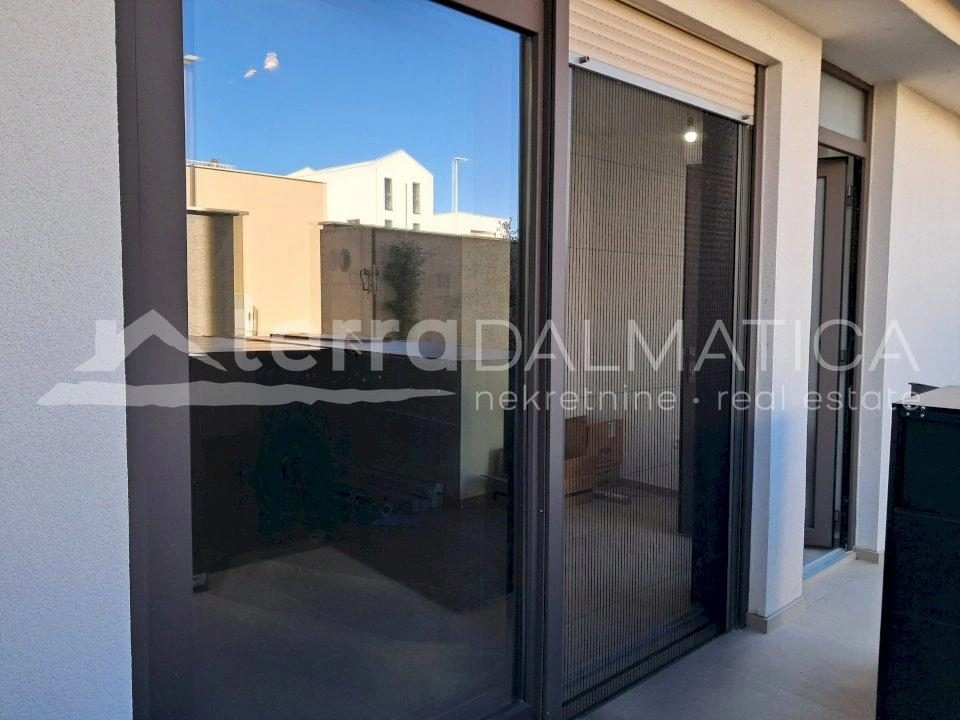 Brodarica, Wohnung mit Garten und Sommerküche – Eine Minute bis zum Strand!