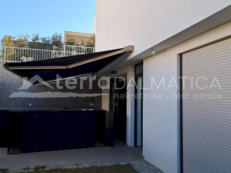 Brodarica, Wohnung mit Garten und Sommerküche – Eine Minute bis zum Strand!