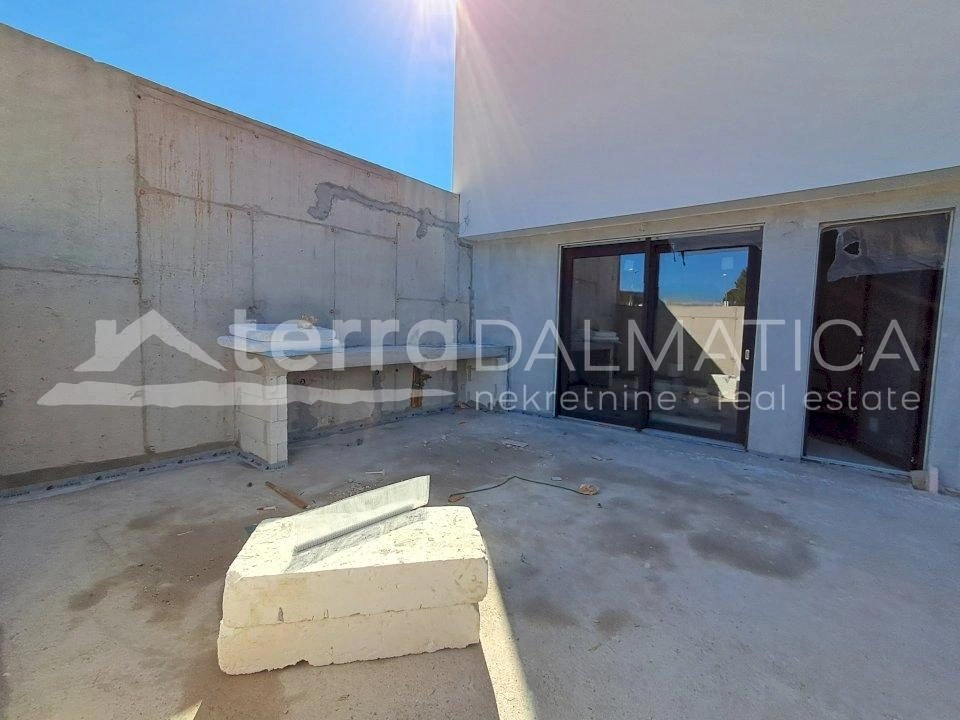 Brodarica, Apartment mit Terrasse und Sommerküche in Strandnähe