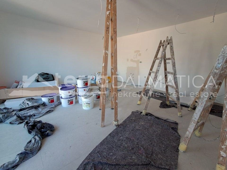 Brodarica, Apartment mit Terrasse und Sommerküche in Strandnähe