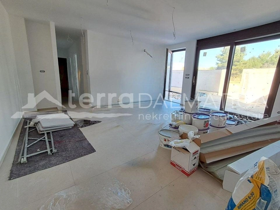 Brodarica, Apartment mit Terrasse und Sommerküche in Strandnähe