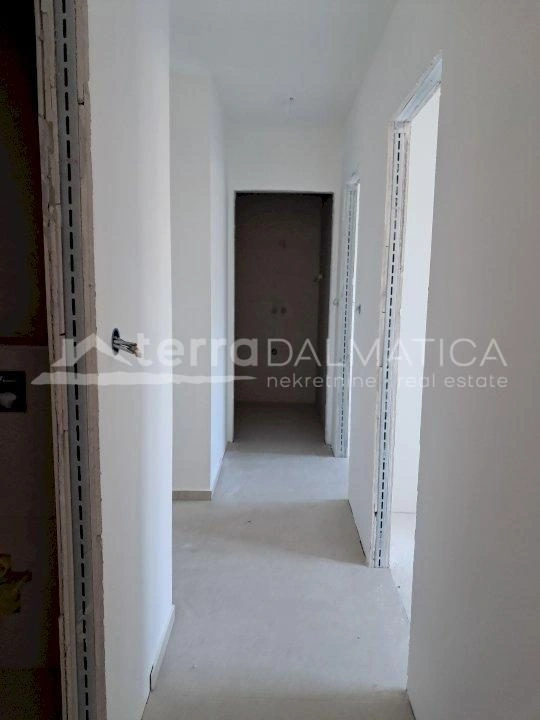 Brodarica, Apartment mit Terrasse und Sommerküche in Strandnähe