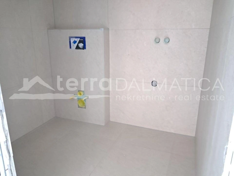 Brodarica, Apartment mit Terrasse und Sommerküche in Strandnähe