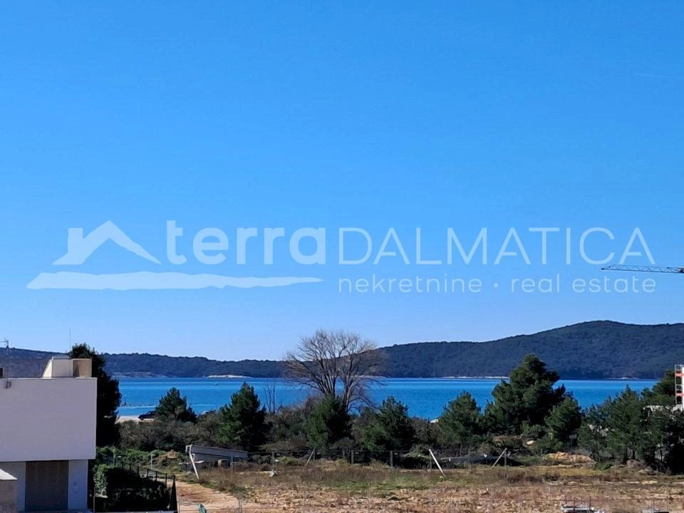 Stan u Brodarici – novogradnja, 40 m od mora, terasa