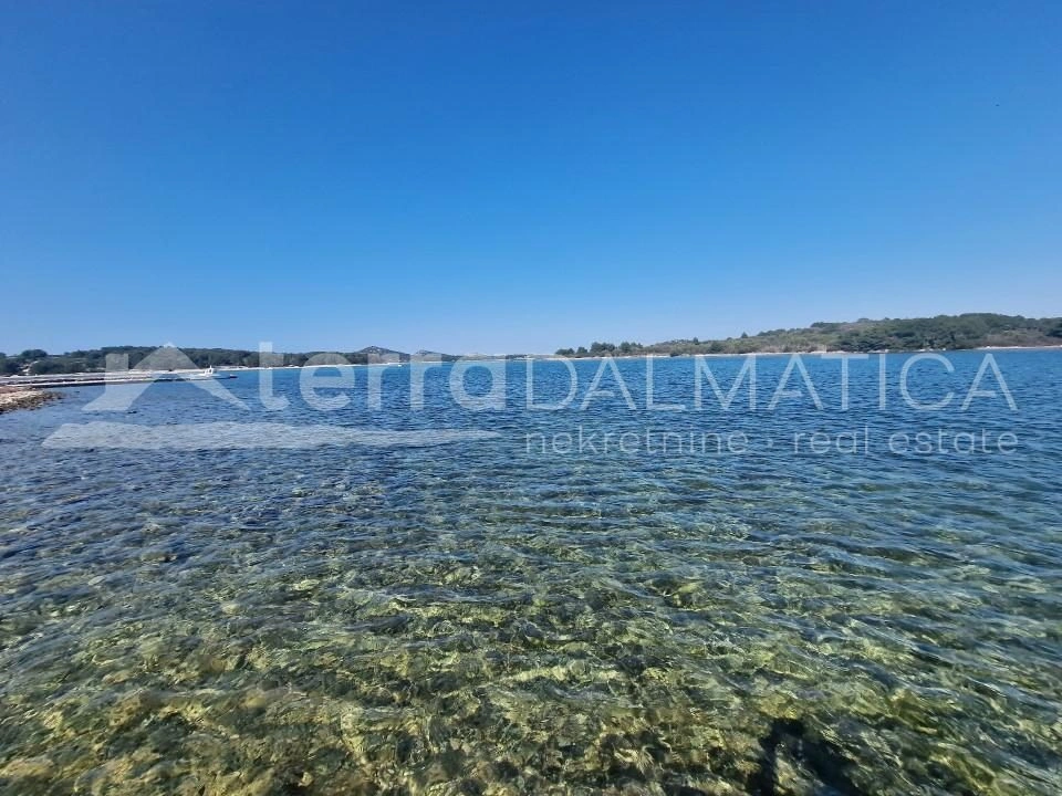 Haus mit Pool auf Murter, erste Reihe zum Meer