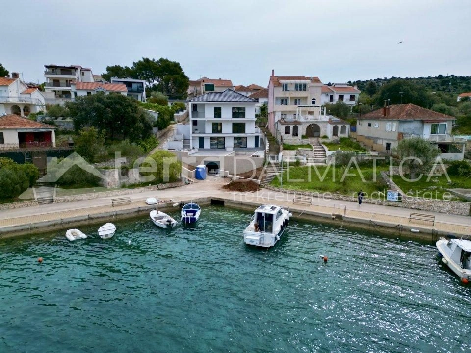 Luxusvilla erste Reihe zum Meer mit Pool und Panoramablick im Herzen Dalmatiens