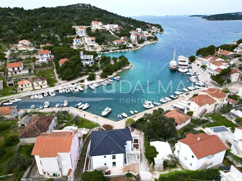 Luxusvilla erste Reihe zum Meer mit Pool und Panoramablick im Herzen Dalmatiens
