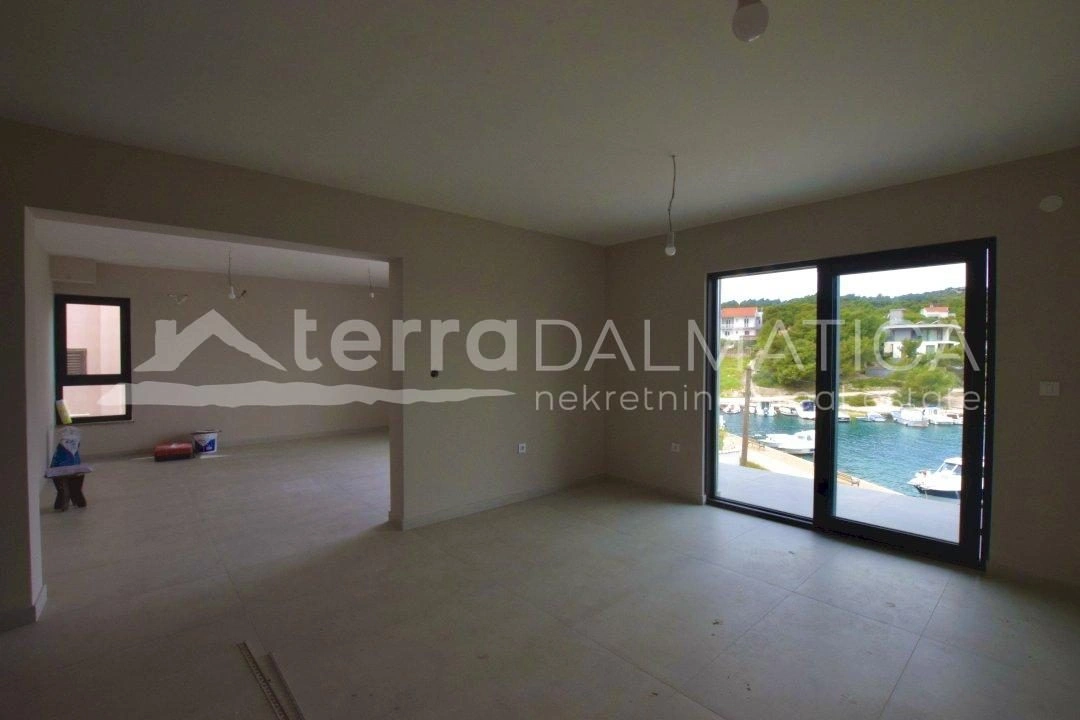 Luxusvilla erste Reihe zum Meer mit Pool und Panoramablick im Herzen Dalmatiens