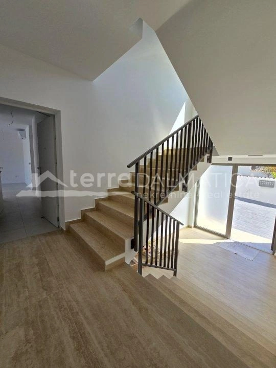 Moderne Wohnung mit Meerblick in Vodice – sofort einzugsbereit