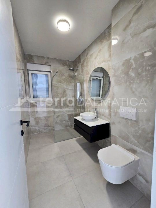 Moderne Wohnung mit Meerblick in Vodice – sofort einzugsbereit