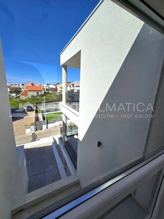 Moderne Wohnung mit Meerblick in Vodice – sofort einzugsbereit
