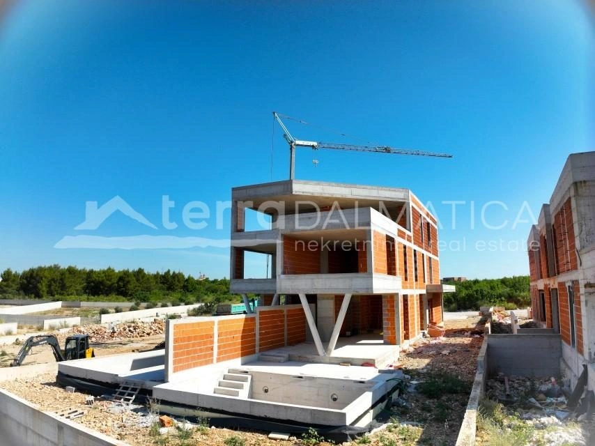 Luxuriöse Maisonette-Wohnung mit Pool in Vodice – Ihr Zuhause am Mittelmeer