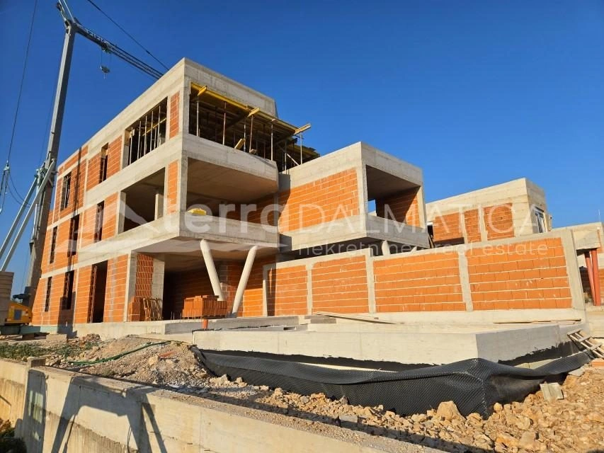 Moderan apartman s četiri terase, bazenom i zelenom oazom u Vodicama