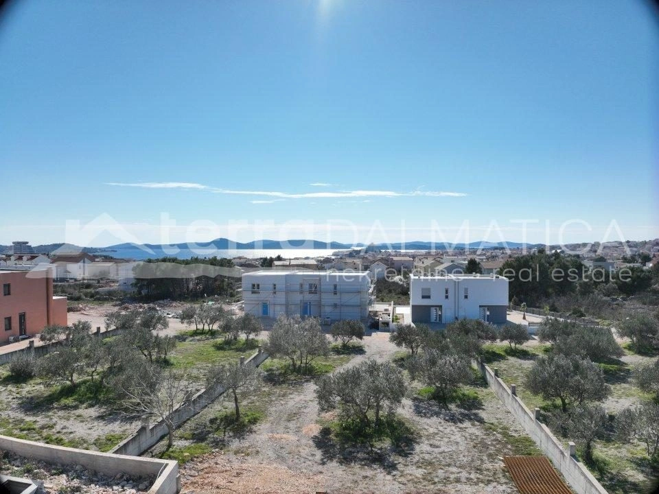 Modernes Apartment mit vier Terrassen, Swimmingpool und grüner Oase in Vodice