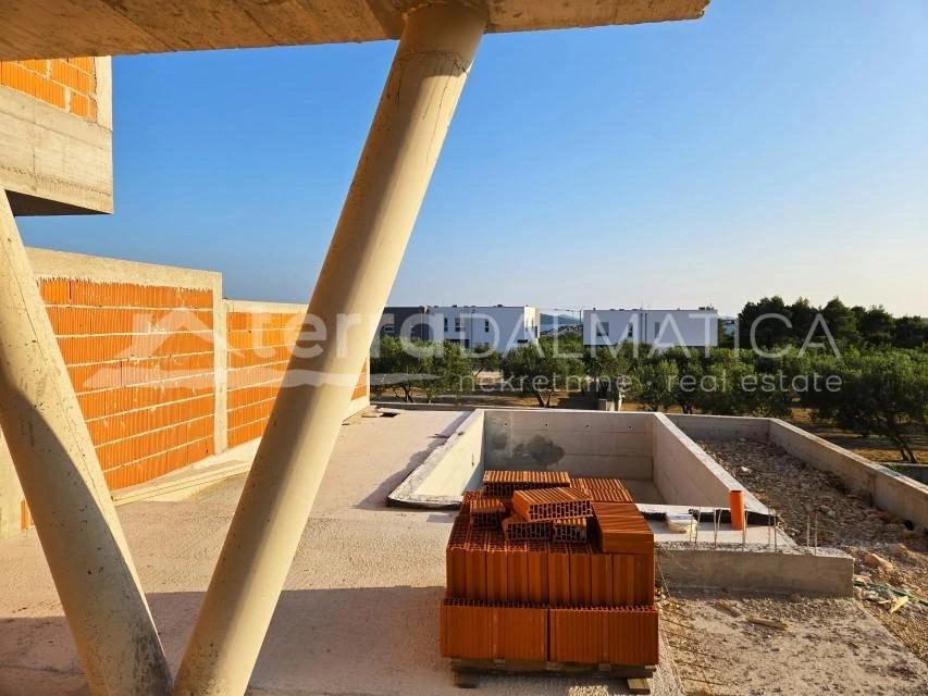 Modernes Apartment mit vier Terrassen, Swimmingpool und grüner Oase in Vodice
