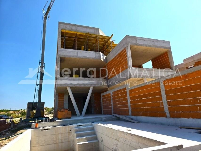 Modernes Apartment mit vier Terrassen, Swimmingpool und grüner Oase in Vodice