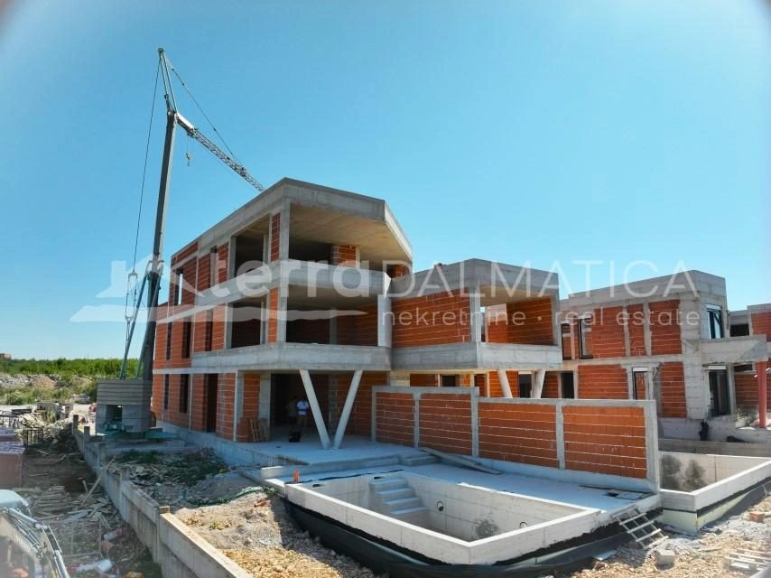 Modernes Apartment mit vier Terrassen, Swimmingpool und grüner Oase in Vodice