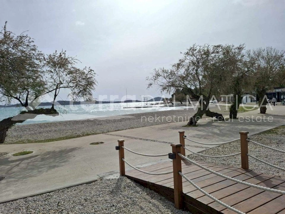 Außergewöhnliche Wohnung in Vodice – zweite Reihe vom Meer mit Terrasse