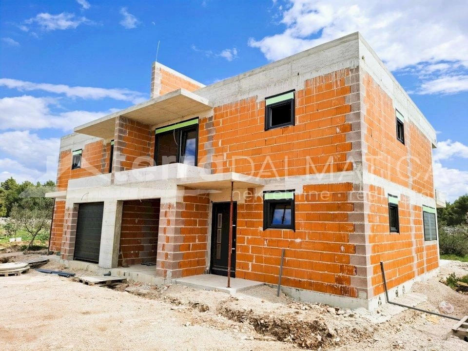 Srima – Moderne Doppelhaushälfte mit Swimmingpool, Garage und Dachterrasse